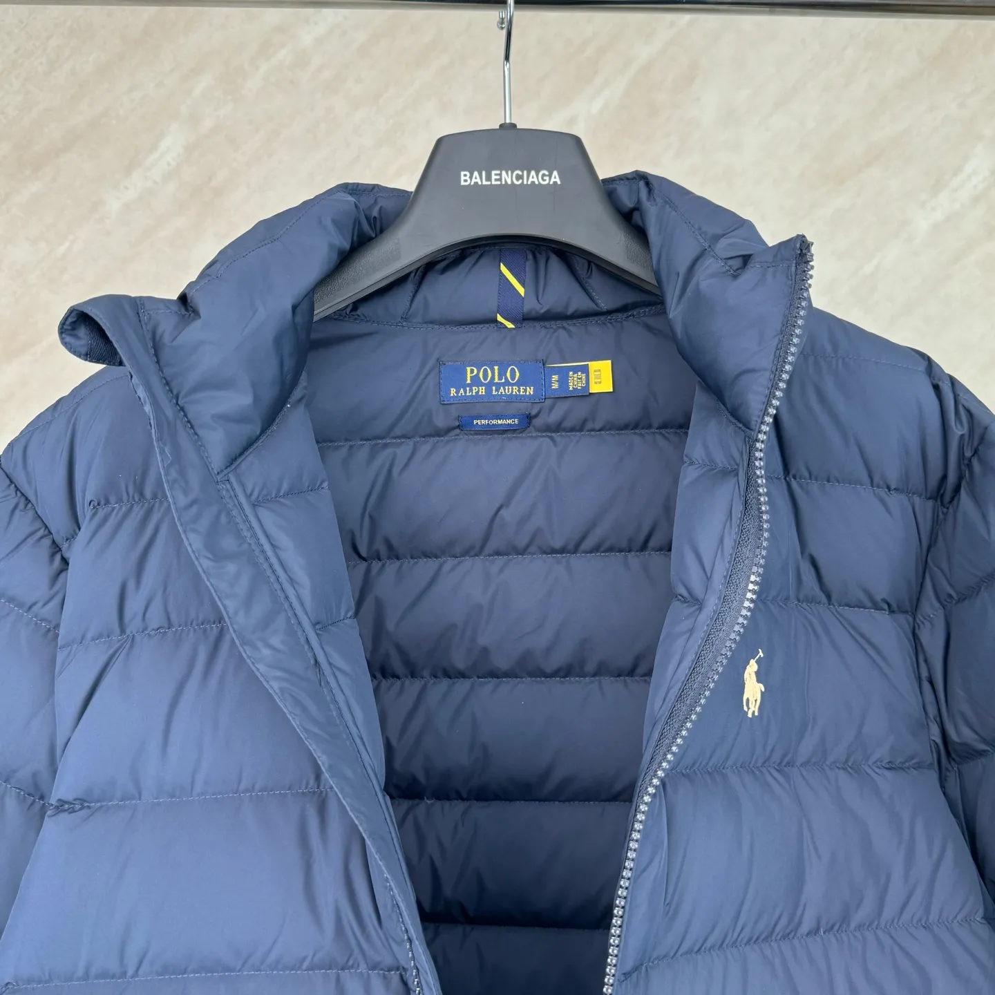 P930 lightweight down jacket size s m l xl Nylon fabric has good windproof and waterproof properties, which can effectively block the intrusion of wind and rain from the outside and keep the inside dry, suitable for wearing in humid or rainy environments.  The red label on the chest is made with an imported MECLO embroidery machine. The original pattern is scanned first, and then high-quality silk thread is used to make a pattern. The density effect is adjusted by continuous pattern making.  Exquisite details: the zipper design is simple and elegant, easy to operate; the closing design of the cuffs and hem effectively prevents the intrusion of cold wind, improving the warmth and comfort of wearing.  High-quality filling: 90 white duck down is selected, with a weight of 260g, ensuring excellent thermal insulation performance. After strict screening and processing, the velvet is not easy to drill, ensuring durability. The hangtags, wash marks, air holes, and four-button buttons are all customized from the original one-to-one mold.